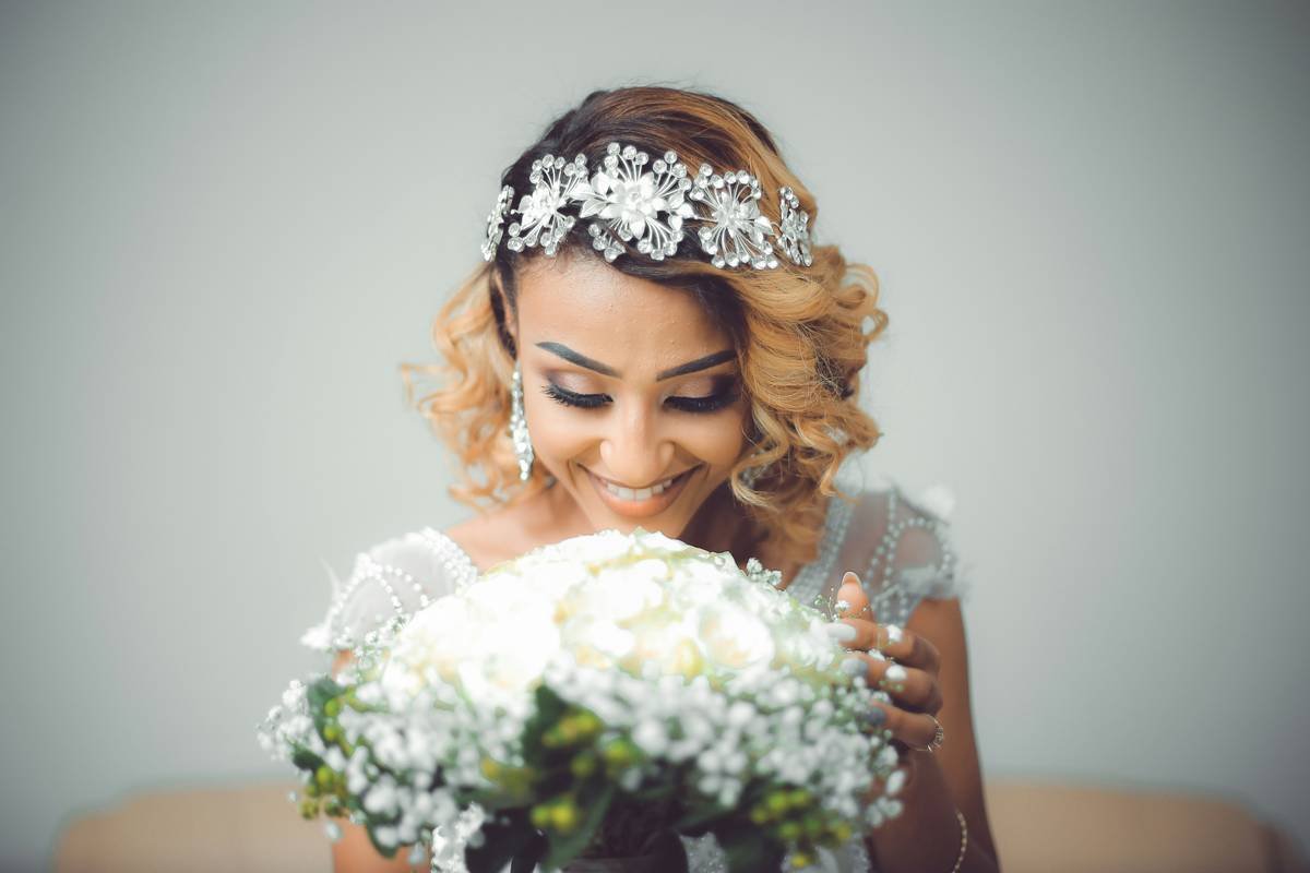 Comparison chart of 5 hair band types used in bridal styling: velvet, crystal-embellished, lace-wrapped, thin metal, and satin. Shows suitability by hair type and wedding theme.