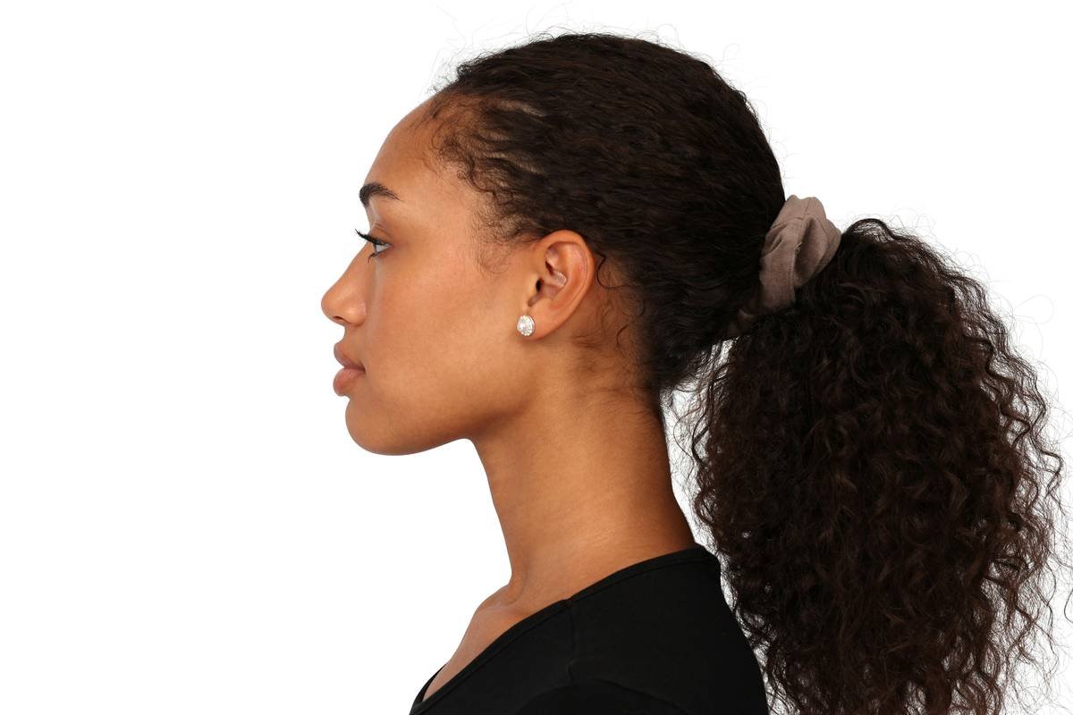 Infographic comparing cotton, latex, silicone, and performance elastane hair bands showing absorption rates, grip retention, and hair breakage risk