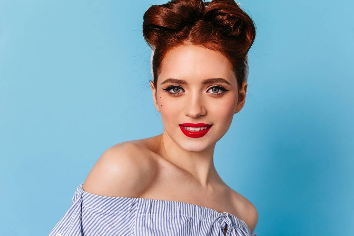How a Simple Hair Band Adds the Perfect Glamorous Touch to Any Look